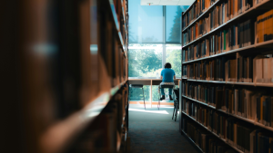Étudiant en bibliothèque